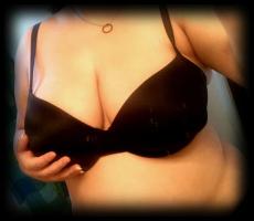 A thick n sexy girl wantn to pleasure you!